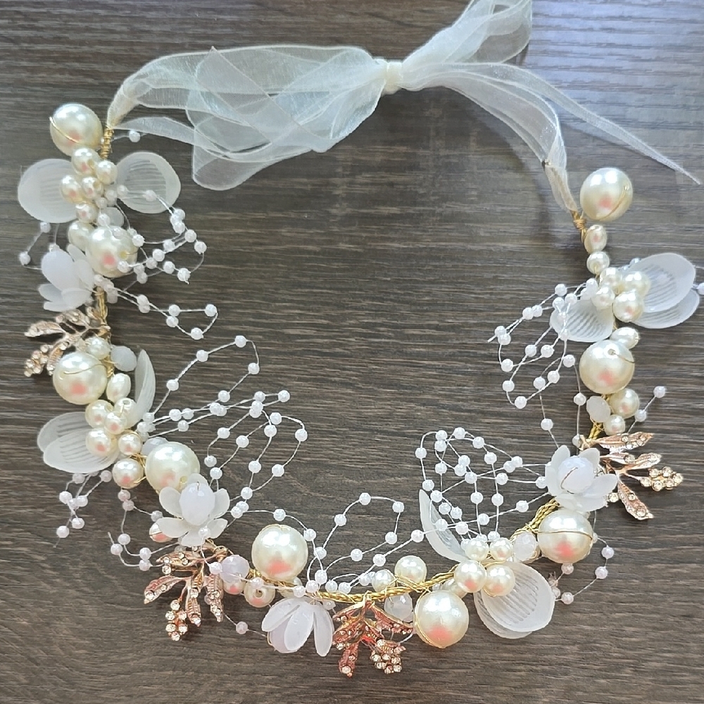Elegant Pearl and Floral Hair Accessory